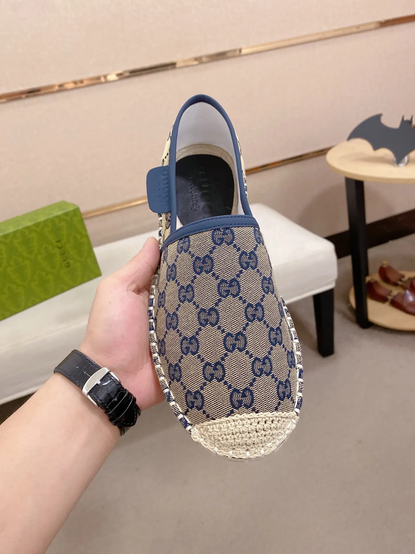 Factory price: 400💰High-quality GUCCI💫Men's latest slip-on Loaf casual shoes✔️The original version is available simultaneously at the counter and is a one-to-one replica🏍️Fabrics: Italian imported fabrics, pure hand-pulled threads, raw rubber breathable anti-slip outsole, breathable and comfortable lambskin lining, 100% comfortable density, original rubber outsole wear-resistant ✔️Code number: 38-44, you deserve it, (Note: 45 can be customized, non-refundable and non-exchangeable)